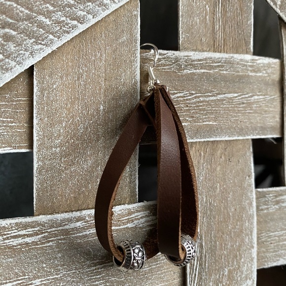 leather earrings. hoop with bead in coconut brown - Picture 3 of 3